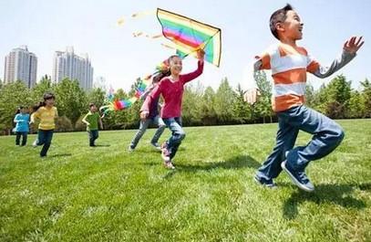 孩子去幼儿园绝不能这么穿，危及生命！ 让更多家长看到