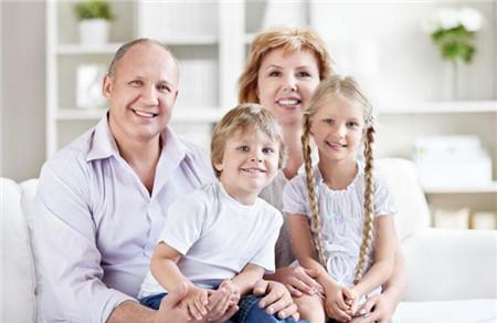 刚生完孩子，婆婆和亲妈说了同样一句话，意义却截然不同