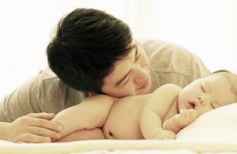 牛逼爸爸10分钟用这表情就把女儿哄睡了，你家能借鉴吗？