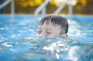 2岁娃溺水父亲怕太贵放弃治疗，宝宝溺水第一时间如何急救？