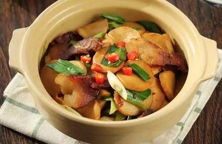腊肉炒杏鲍菇的做法 鲜香十足的下饭菜