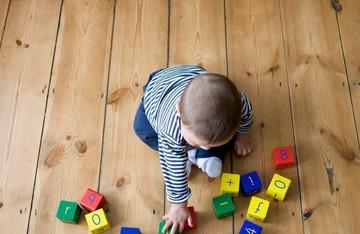 家长如何陪伴0—1岁宝宝玩耍？