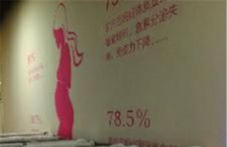 产后妈妈做完护理乳房沾满荧光剂 娃吃十多天