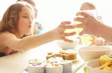 孩子喝错饮料门牙“泡腐”了！刷牙时间不对危害就更大