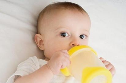 宝宝眼皮浮肿原因不简单，最怕是眼睛受到细菌感染！