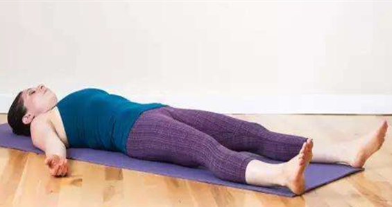 瑜伽动作摊尸式