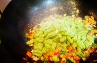 杂蔬肉沫海螺面的做法