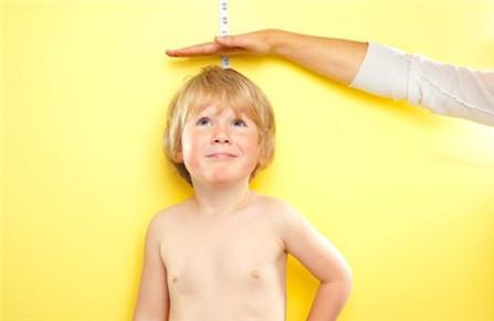 爸妈不高，孩子就一定矮？如何让孩子突破遗传长大个？