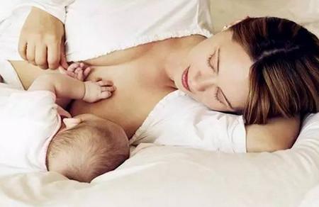 母乳喂养导致胸部下垂，还会一边大一边小？