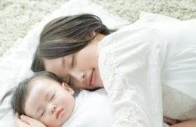 吃几口就睡，睡不久又吃，宝宝吃睡反复肿么破？