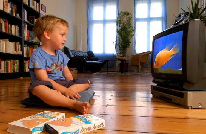 如何帮孩子戒掉边吃边看电视、玩玩具的习惯？