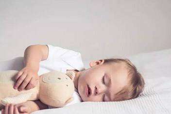 宝宝的小脑袋越睡越歪？ 扁头综合症千万要当心！