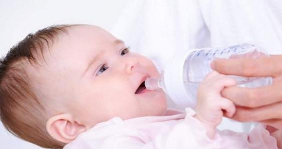 需要给新生婴儿喂水吗？