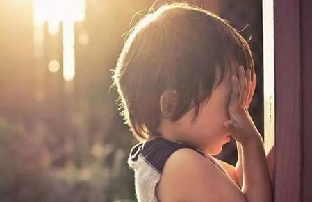 孩子胆小怕生怎么办？究竟是谁的错！