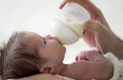 宝宝厌奶很难搞？试试这5个方法，轻松度过厌奶期！
