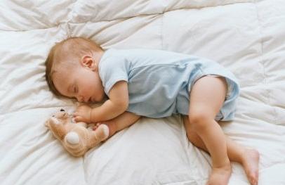 从宝宝睡觉的姿势看出他的内心需求，您家宝宝是什么样的？