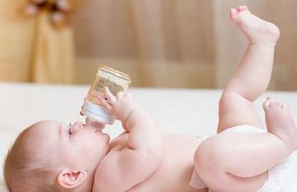 喂水不当对6个月以下的宝宝是一种伤害，父母要当心！