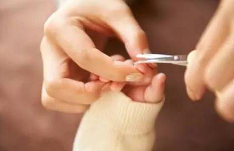 关于给婴儿剪指甲这件小事，好多妈妈都做错了！