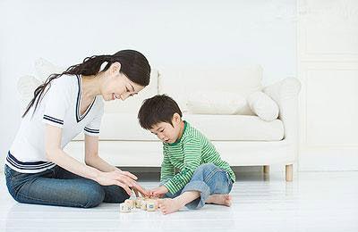 养育男孩，3岁后妈妈要学会“退位”