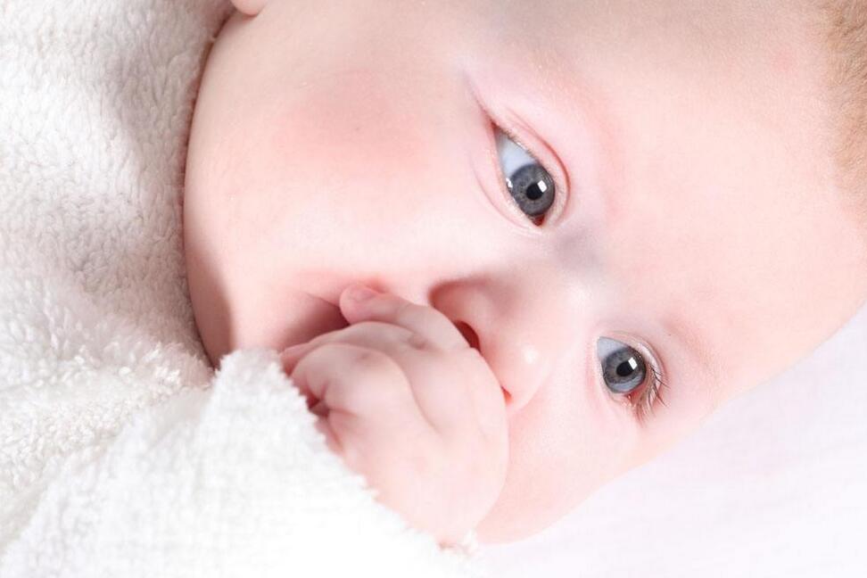 宝宝单眼皮变双眼皮