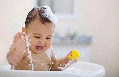 别以为帮宝宝洗澡很简单，一知半解反而坑了娃