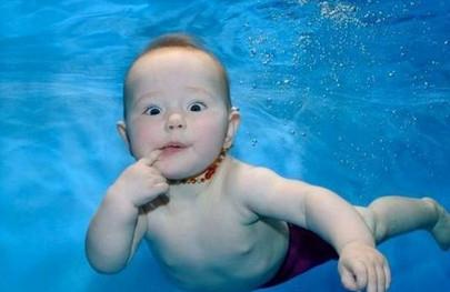 宝宝启蒙第一次，全看游泳怎么游！
