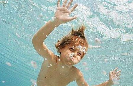 宝宝在婴儿游泳馆倒立溺水挣扎72秒，带孩子，一秒钟也不能疏忽！