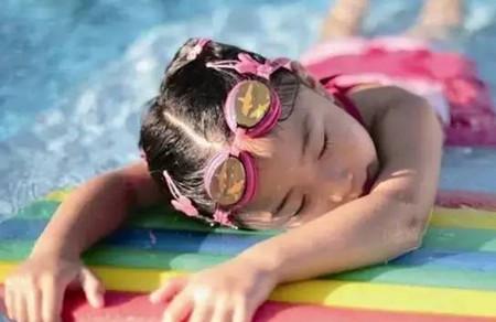 2岁男孩游泳馆带着泳圈溺亡，家长千万注意！