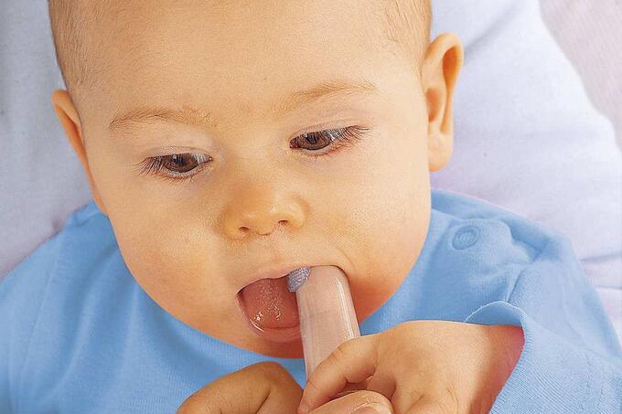 宝宝手指牙刷怎么使用？正确使用手指牙刷很重要