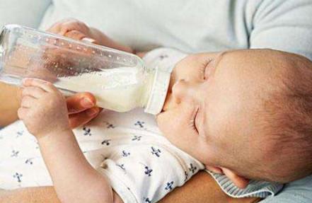 宝宝转奶到2段奶粉就拉肚子，转回1段就好了，为什么？