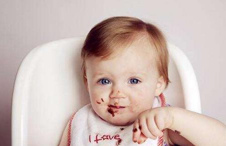 看国外爸鼻如何训练宝宝独立吃饭