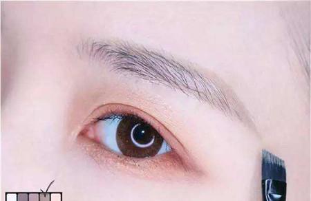 先画眼线还是先涂睫毛膏 最全的化妆步骤在这里