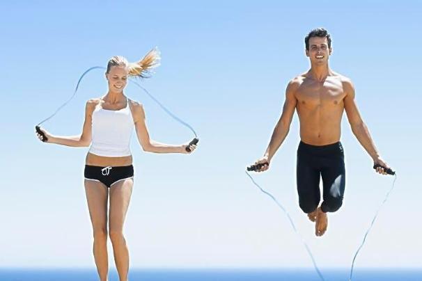 跳绳时有尿液流出是怎么回事 跳绳漏尿尴尬的原因你知道么