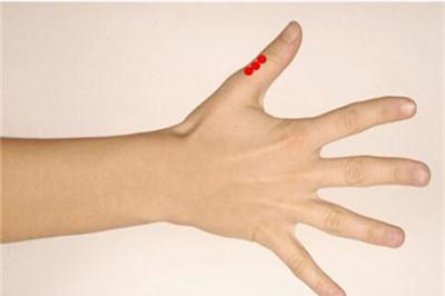 月经推迟按摩大拇指图 常按这个穴位滋阴补肾