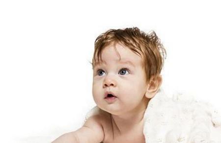 宝妈凭借第六感半夜醒来,掀开宝宝的被子,夫妻俩有些后怕