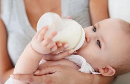 婴幼儿奶粉的4大知识点：营养成分、转奶、冲调、鲜奶