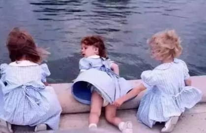 真正的教养！一位4岁小姑娘不经意的动作，竟如此动人