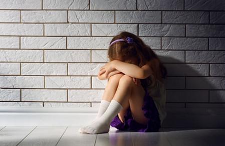 每天都有 1 个孩子被性侵，不少爸妈却做了「帮凶」