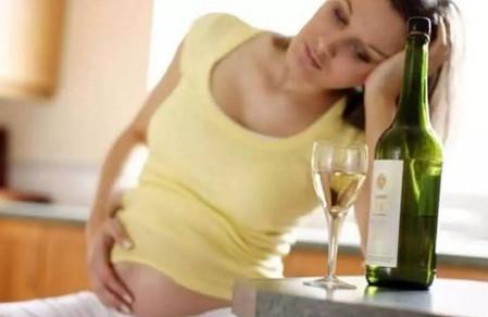 妈妈在怀孕期间喜欢做美甲导致2个月大女婴长出阴囊？