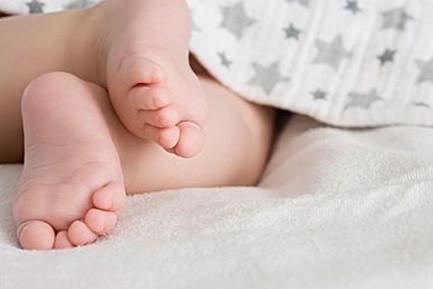 新生儿的腿总是蜷着，几个月才能恢复成正常腿型？