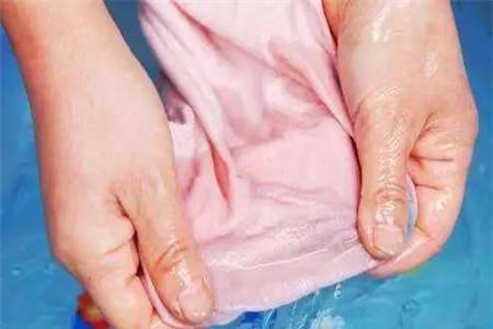 白衣服被染红色去除的小妙招 再也不用担心白衣服变色了