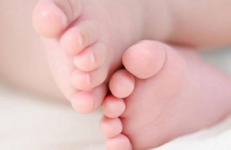 我家有个光脚宝宝，孩子光脚该管吗？看完再说