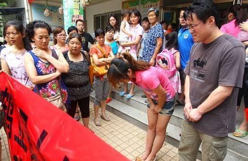 幼儿园让互扇耳光 这家幼儿园去年竟然刚荣获了示范幼儿园称号