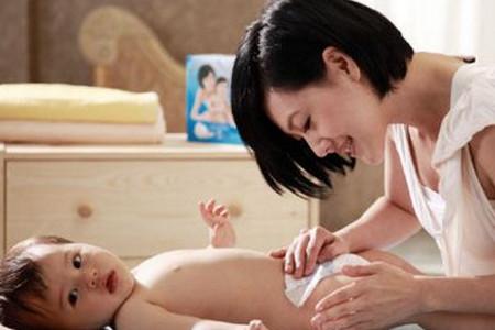 黑心月嫂竟然猛烈晃晕宝宝！怎样才能找到好月嫂？