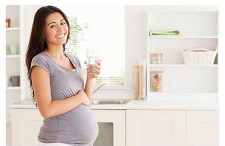 孕妇喝水少对胎儿有什么影响 这几点影响不可忽略