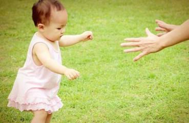 当宝宝开始蹒跚学步时，家长应该为孩子做些什么？