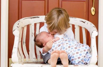 这个时期的娃黏人又胆小，爸妈请不要悄悄离开