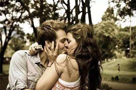 狮子男喜欢你的暗号 有这些信号就对了，看上眼了。