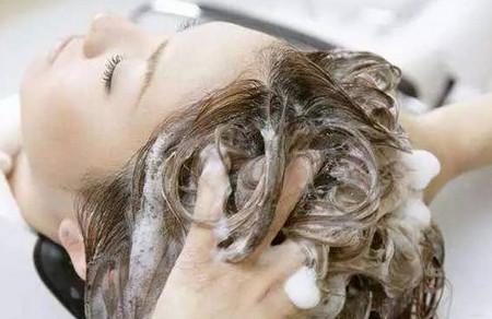 孕妈洗头有讲究，5个tips让你的头发清爽一夏！
