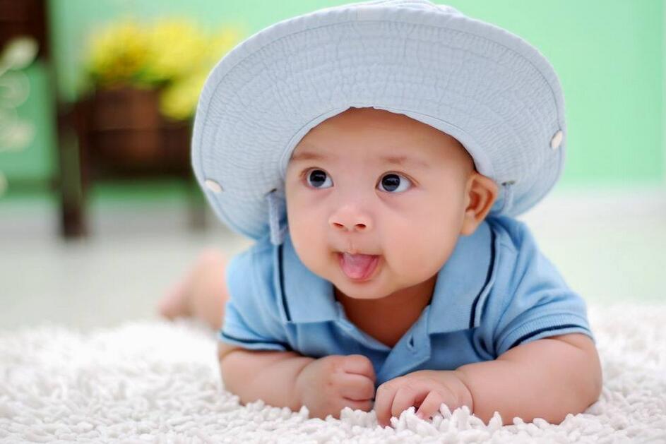 宝宝咬舌头玩怎么回事 孩子为什么总爱咬舌头